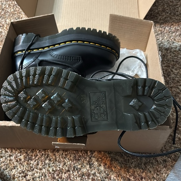 BRAND NEW DOC MARTENS SZ 6 - Picture 2 of 4